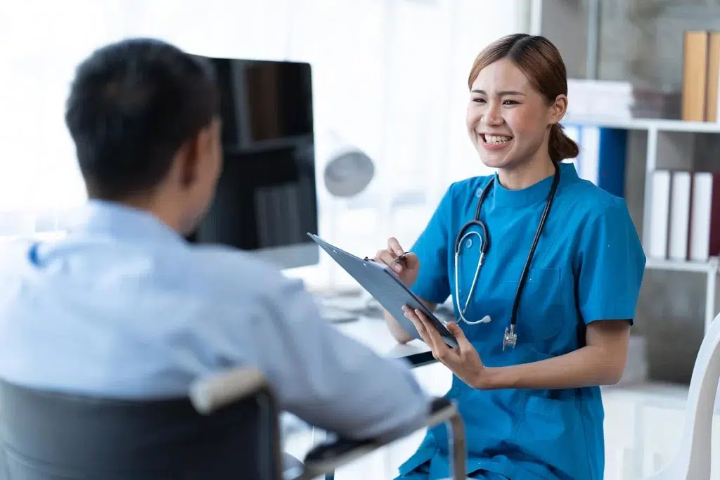 paciente en consultorio de cardiologia